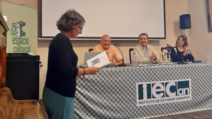 Recitación de décimas a cargo de Paula Flores.