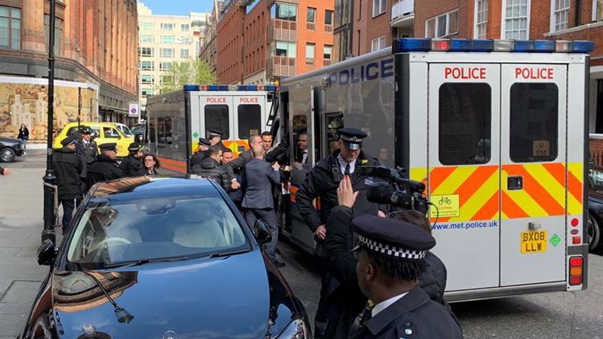 Ecuador se libra de Assange: Una piedra en el zapato en un camino pedregoso