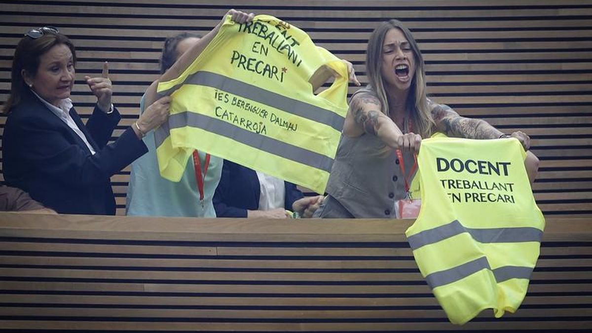 Las Corts estudian llevar a la Fiscalía por un delito contra las Instituciones del Estado a tres docentes que protestaron en un pleno