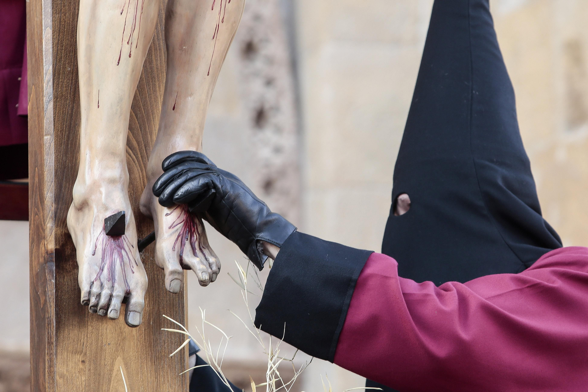 El Desenclavo de León baja a Jesús de la cruz frente a San Isidoro y ofrece su cuerpo a su madre