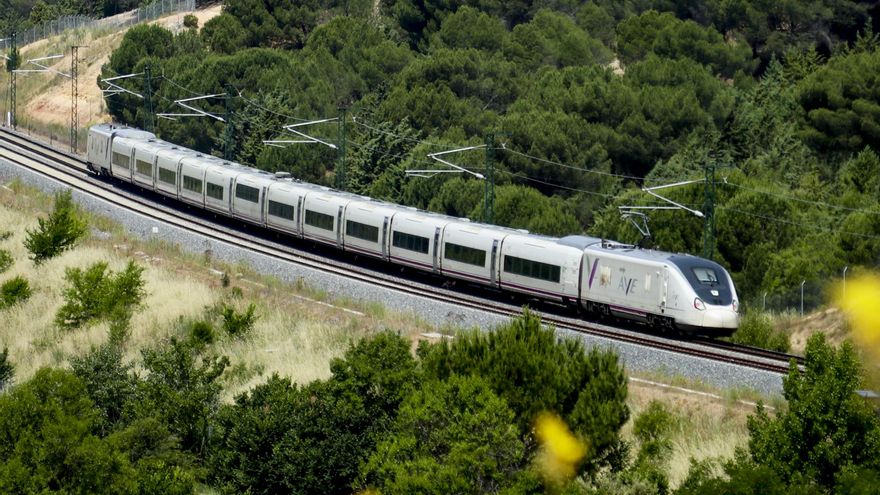 La batalla del AVE Madrid-Galicia en redes sociales: famosos apoyan la parada de Sanabria