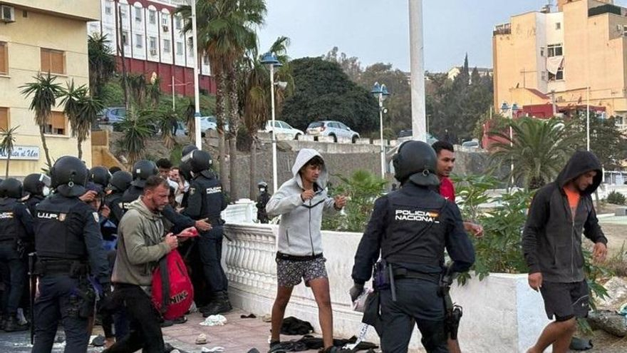 Inmigrantes durante el traslado al campamento en el Puerto de Ceuta