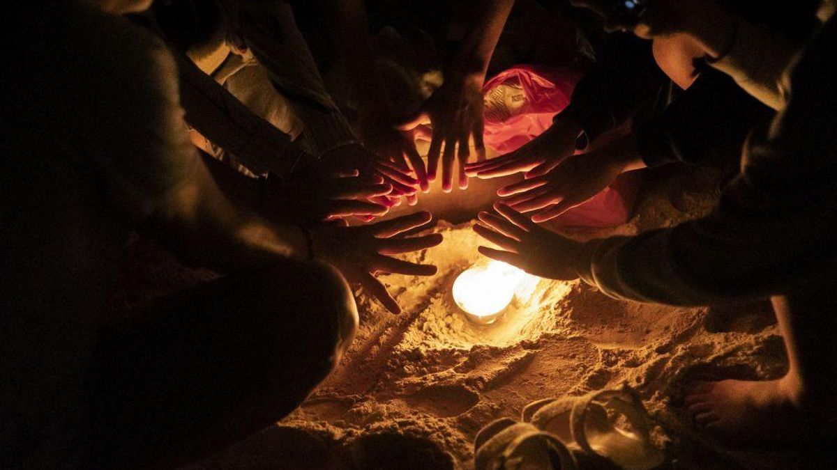 Ritual de la noche de san juan en una playa de Cádiz.
