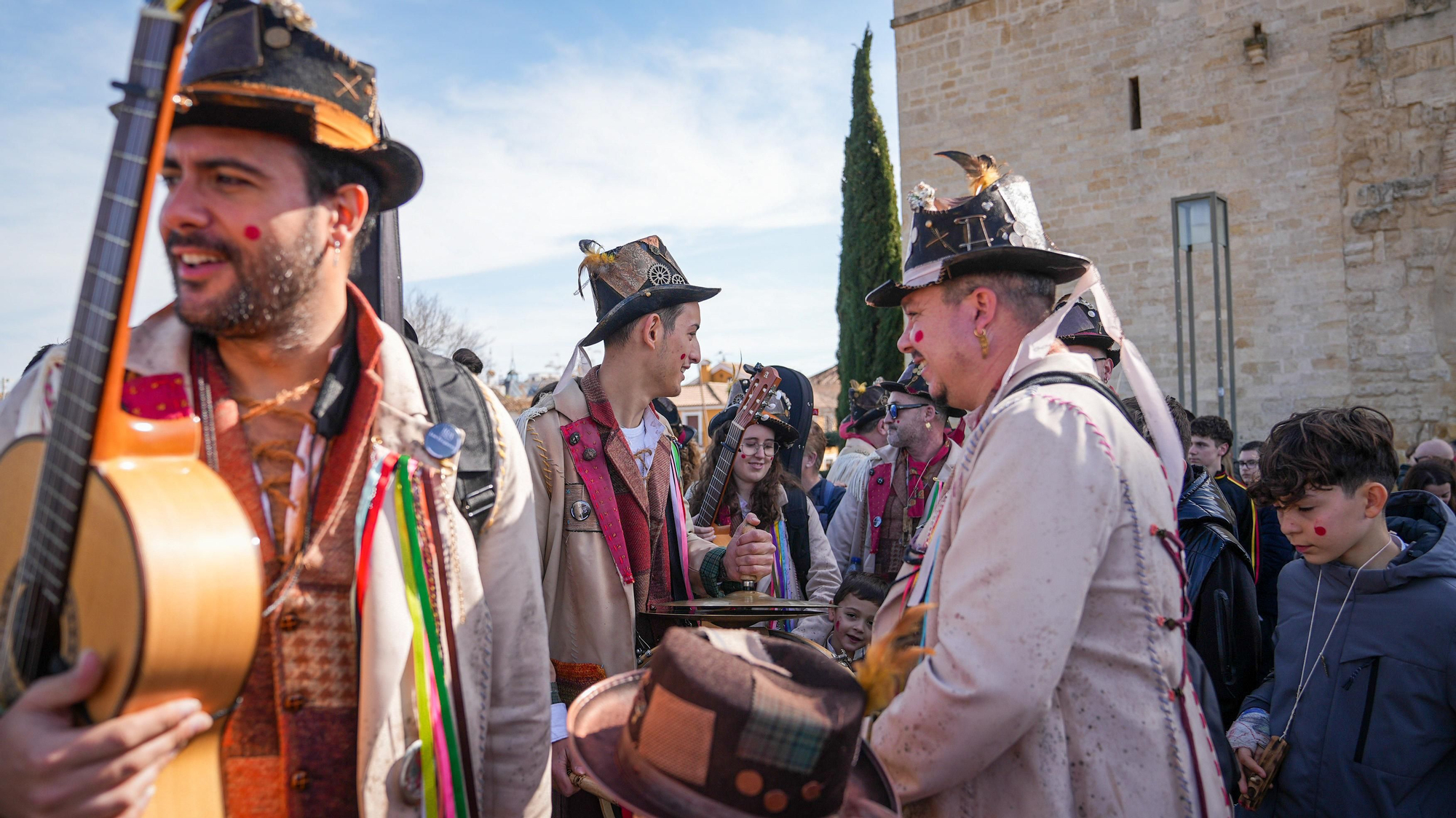 Pasacalles de Carnaval en el Puente Romano