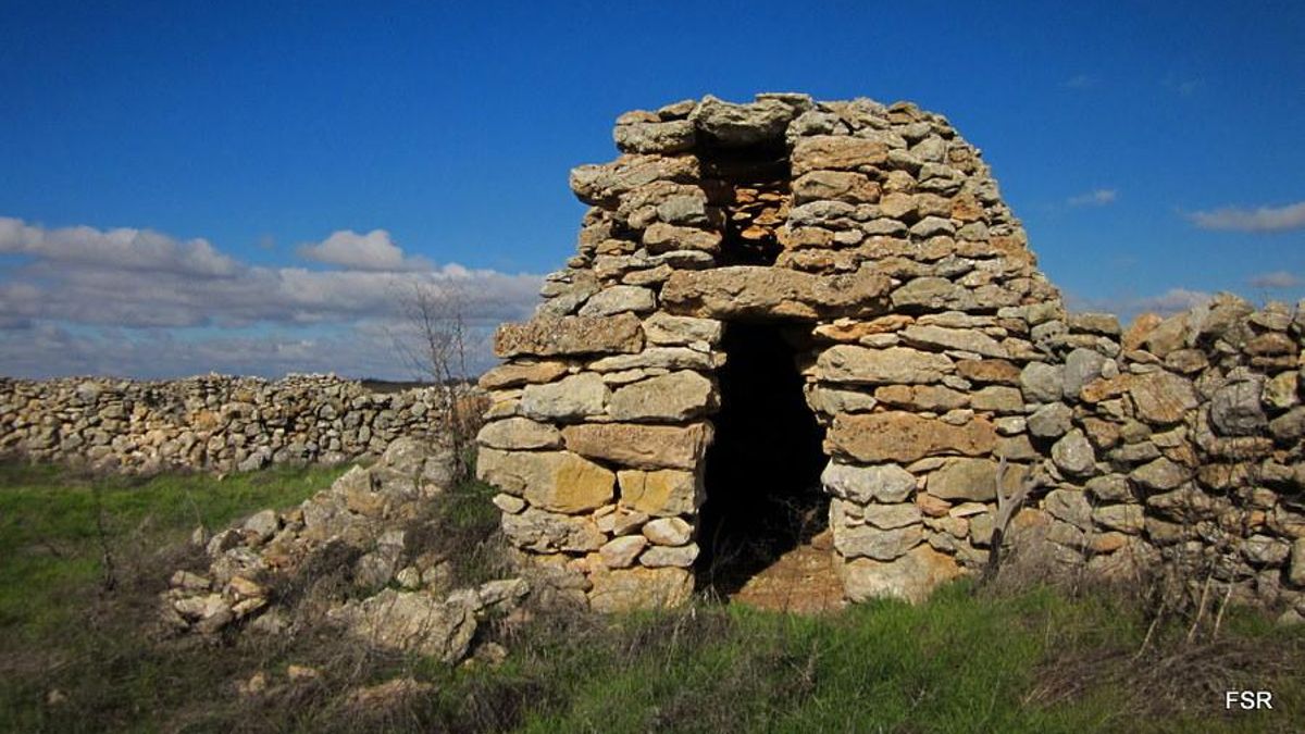 El nombre de estas cabañas palentinas, que daban cobijo a ganado y pastores, alude a la forma de dragón que tienen al estar unidas por un pasillo
