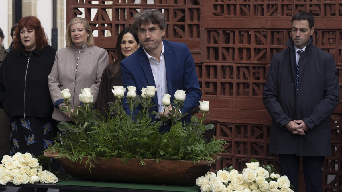 Ofrenda floral en el Parlamento Vasco