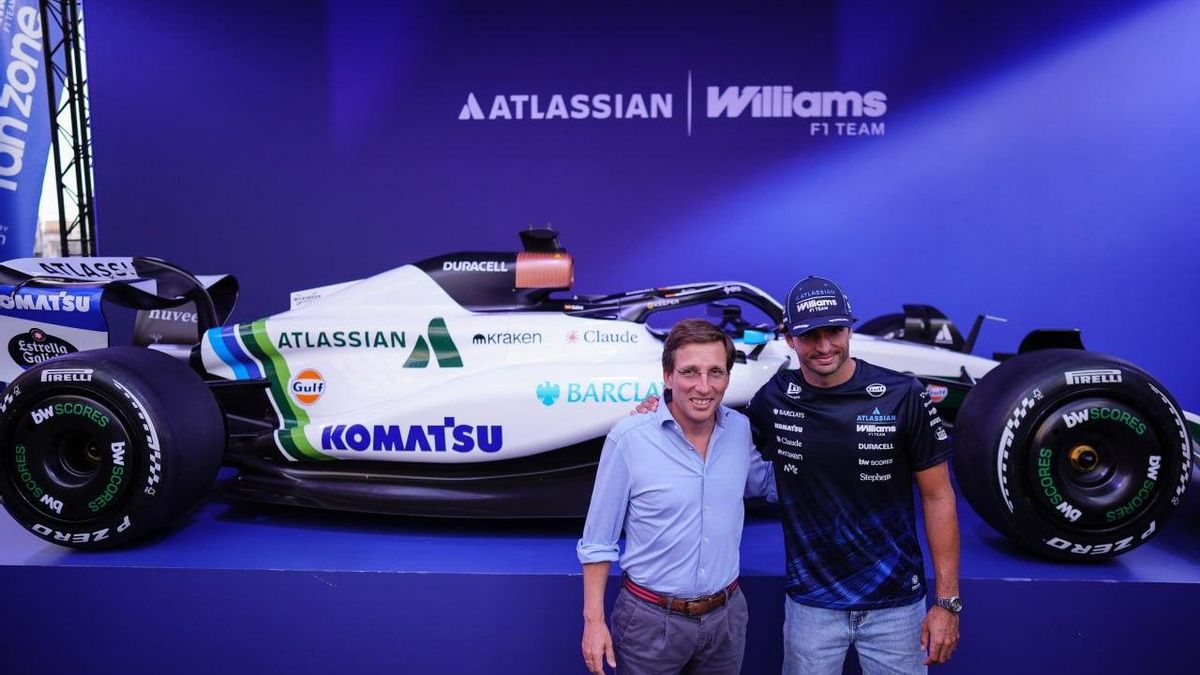 El alcalde de Madrid, José Luis Martínez-Almeida, visita la 'fan zone' de la escudería Williams en Callao junto a Carlos Sainz.