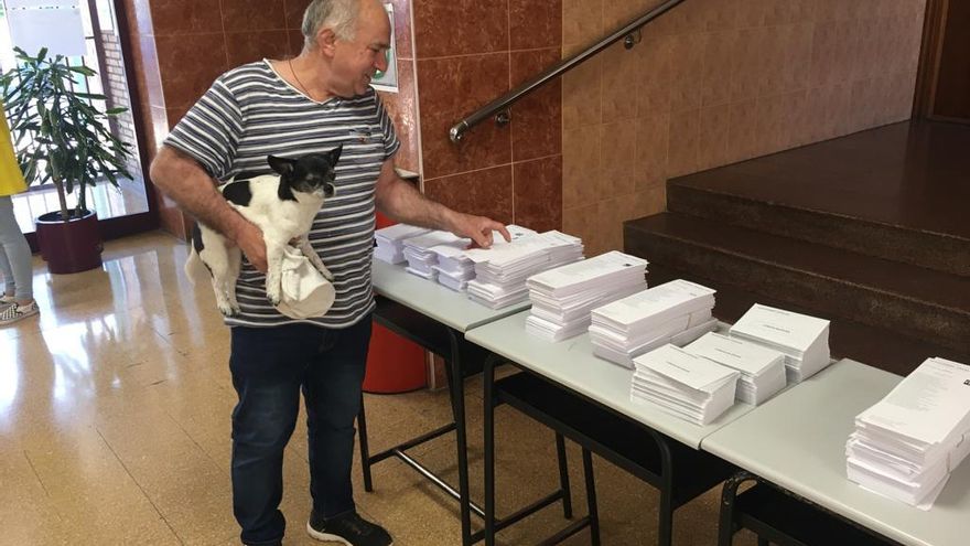 Un hombre acude a votar con su perro en un colegio electoral de Burgos este 28M en las elecciones locales.