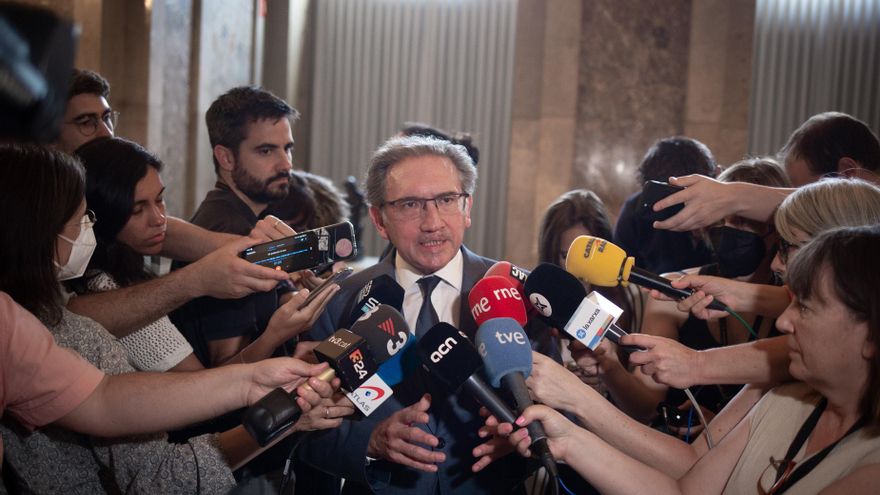 El conseller de Economía y Hacienda de la Generalitat, Jaume Giró, atiende a los medios en el Parlament.