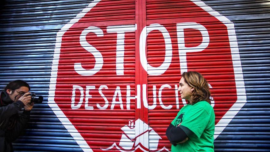 Ada Colau posa para una foto antes de una entrevista con CatalunyaPlural.cat