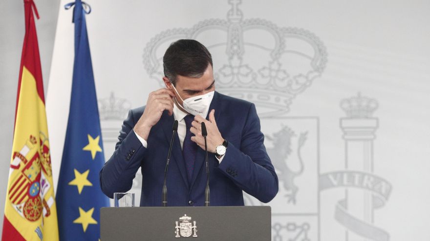 El presidente del Gobierno, Pedro Sánchez, a su llegada a una rueda de prensa en Moncloa, tras la celebración del Consejo de Ministros, a 6 de abril de 2021, en Madrid (España). Durante su la rueda, el jefe del Ejecutivo ha informado del desarrollo del plan de vacunación contra el coronavirus. La comparecencia de Sánchez se produce en un momento en el que la incidencia de covid-19 está experimentando un "claro ascenso" en la mayoría de comunidades autónomas.