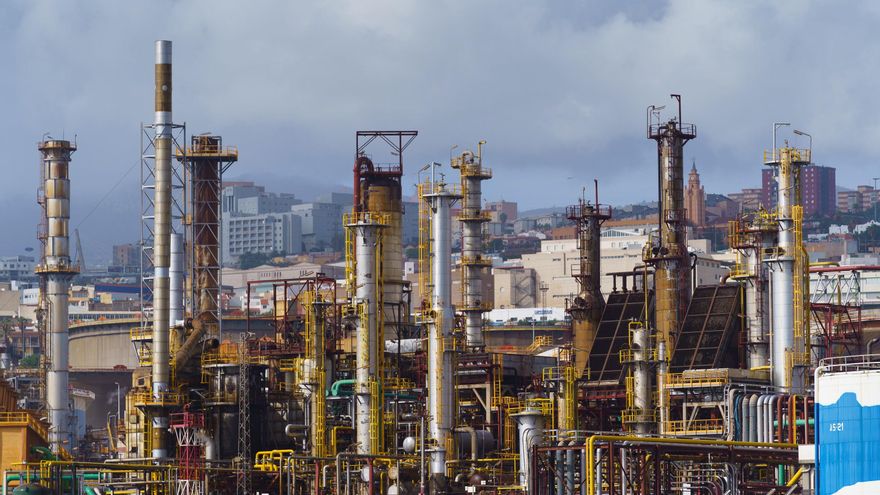Imagen de archivo de una refinería de petróleo. EFE/Ramón de la Rocha