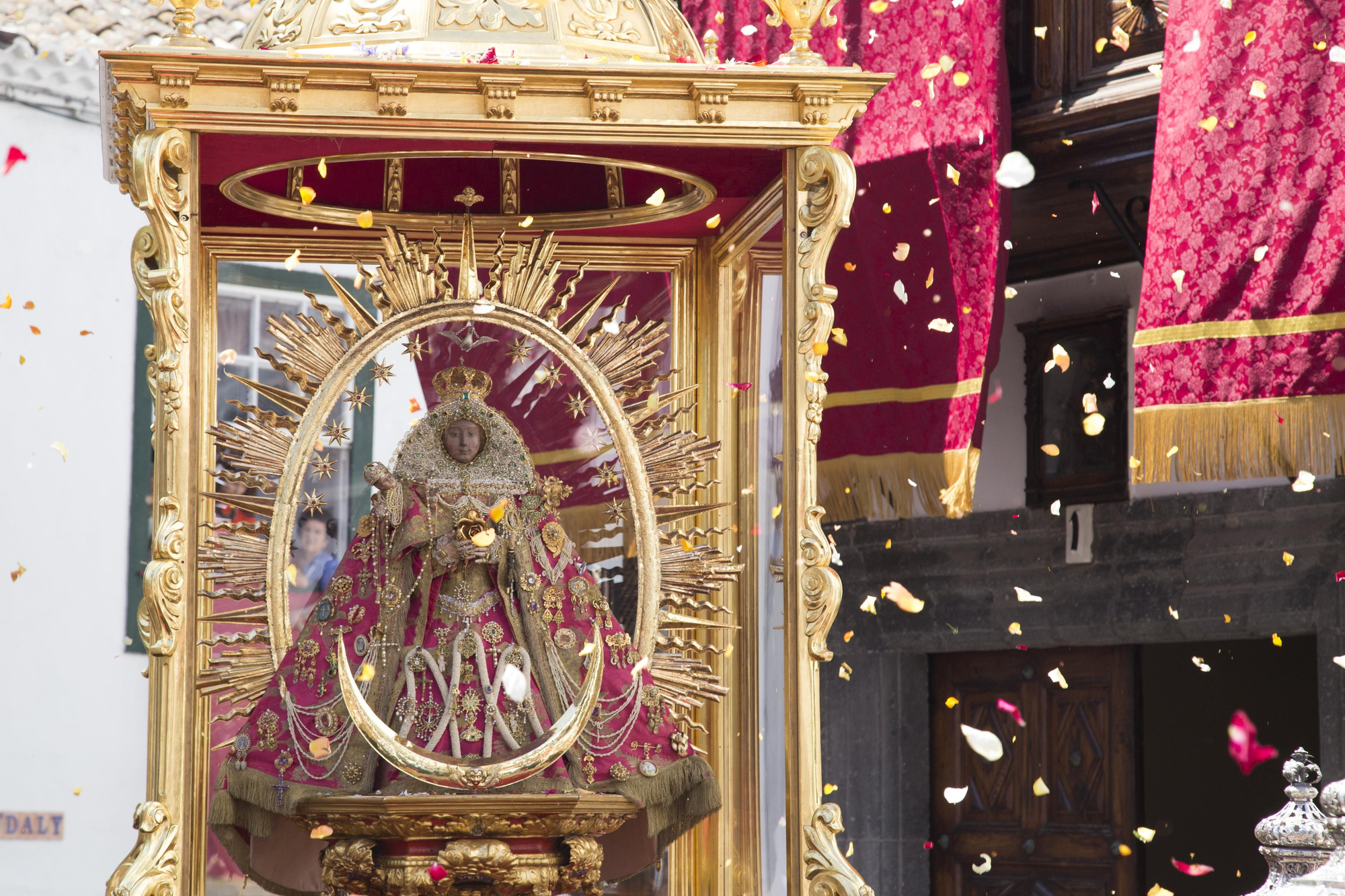 Imagen de archivo de la imagen de la Virgen de Las Nieves entrando en la plaza de España de Santa Cruz  de La Palma.