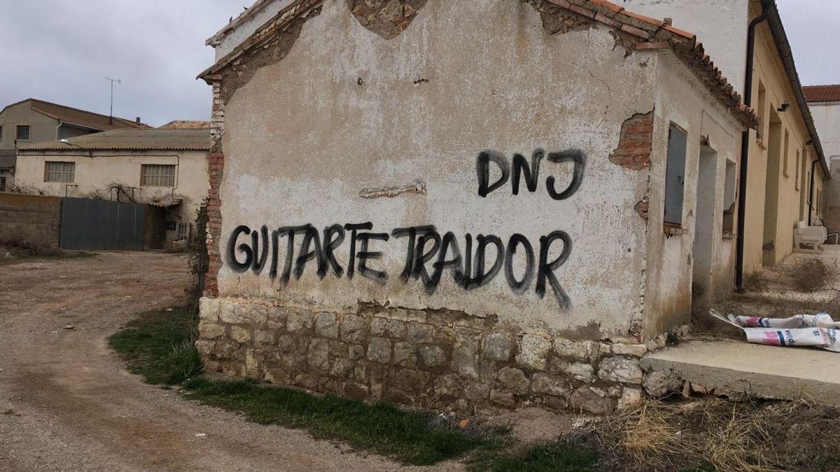 Pintada contra Tomás Guitarte, diputado de Teruel Existe
