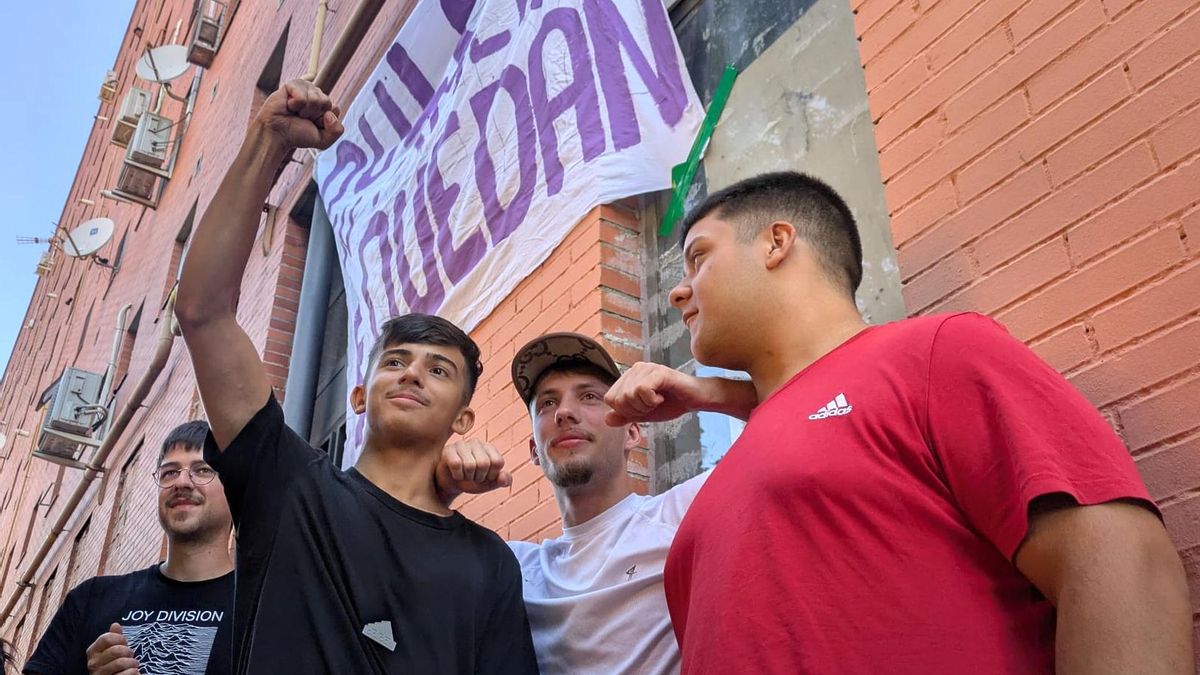 Uno de los hijos de Dulce sale a saludar antes de que llegue la comisión judicial