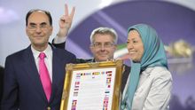 Alejo Vidal-Quadras en 2012 junto a Maryam Rayaví, presidenta del Consejo Nacional de la Resistencia de Irán (CNRI).