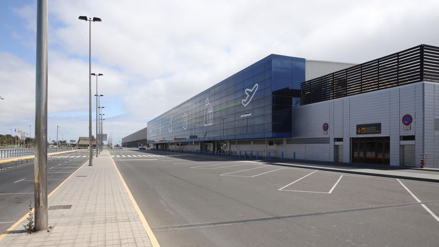 El aeropuerto de Gran Canaria, este jueves. (ALEJANDRO RAMOS)