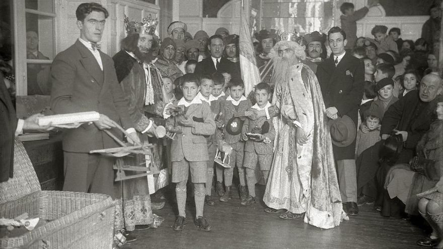 Los Reyes Magos junto a un grupo de niños en 1930