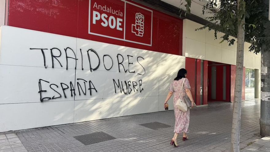 Vandalizan la sede del PSOE de Córdoba con pintadas de "traidores" y "España muere"