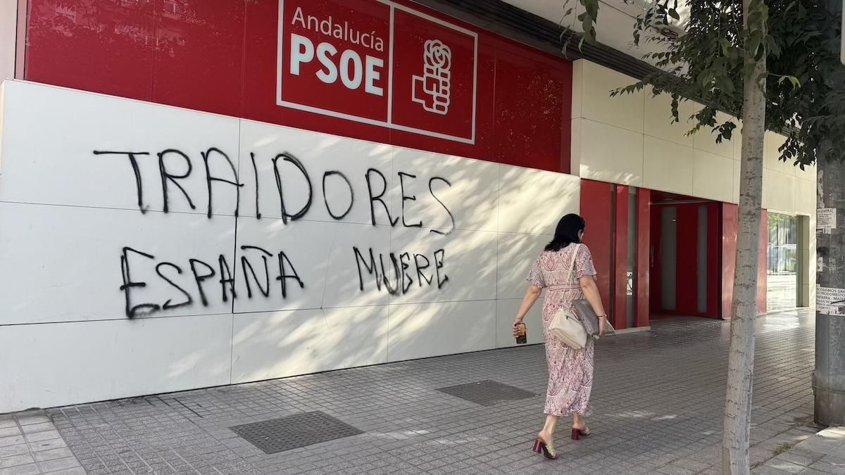 Vandalizan la sede del PSOE de Córdoba con pintadas de "traidores" y "España muere"
