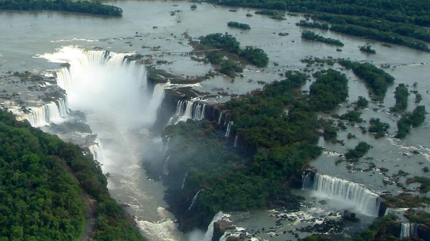 Cataratas: continuarán cerrados los circuitos hasta que baje el río Iguazú