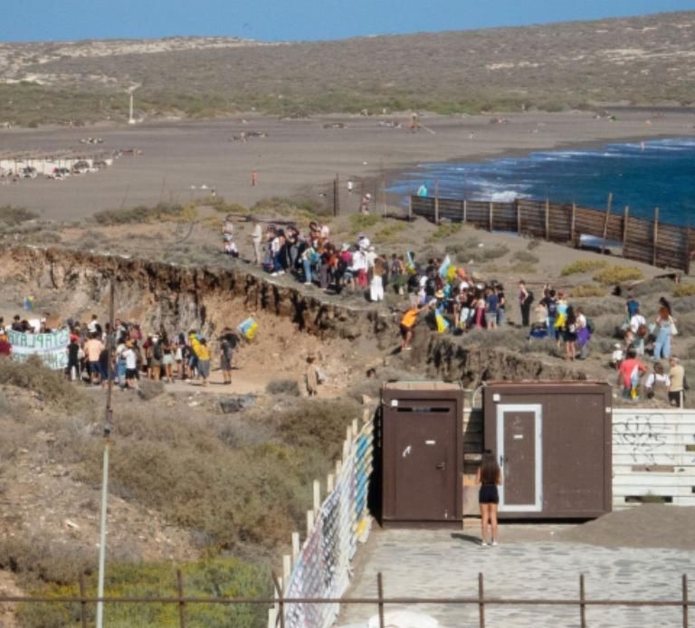 Manifestación en marzo de 2024, dentro de la zona de dominio público destruida reivindicando el cese de las obras.