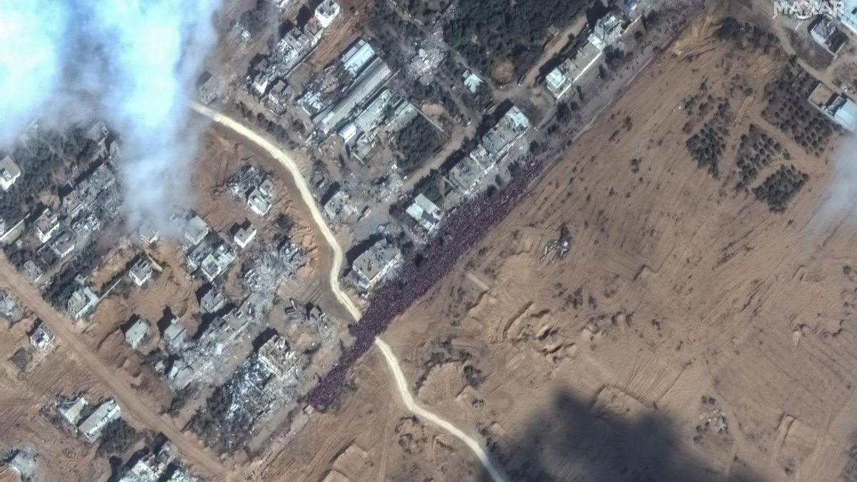 Desplazados del norte de Gaza se dirigen hacia el sur por la principal carretera de la Franja.