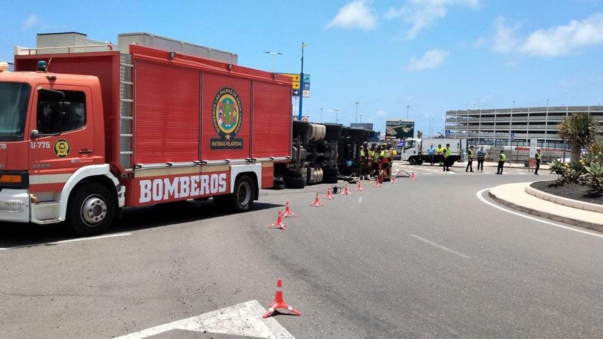 Vuelca un camión en el Puerto de La Luz.