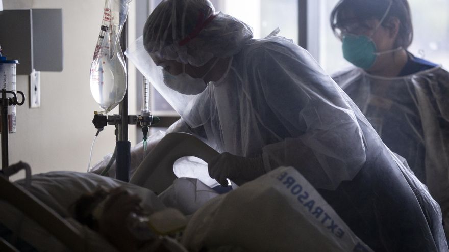 Personal de salud atiende a pacientes con la covid-19 en la Unidad de Cuidados Intensivos del Hospital Sharp Coronado, el 20 de enero de 2021. EFE/EPA/ETIENNE LAURENT
