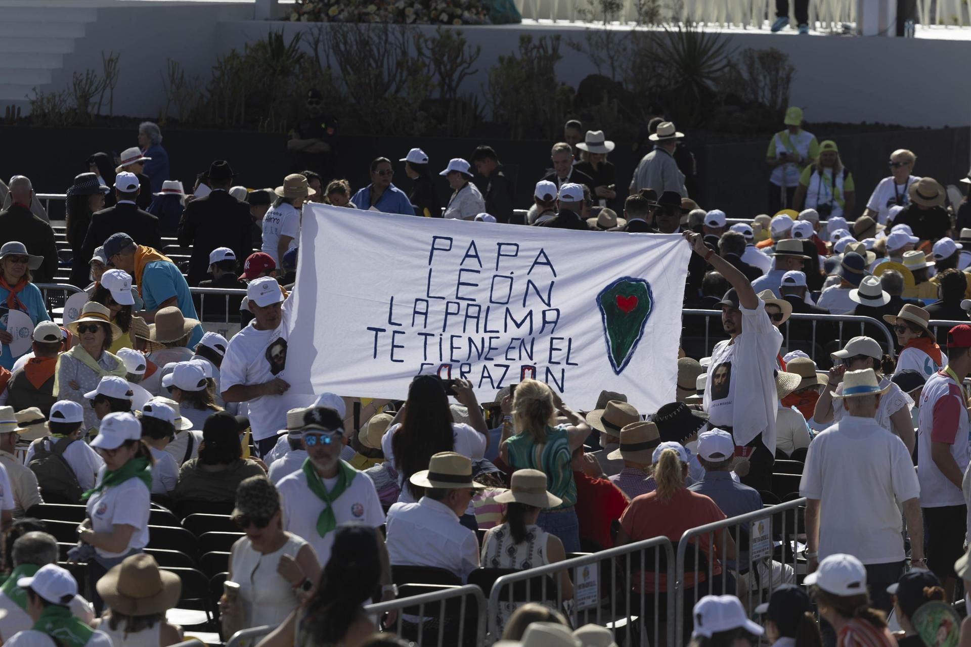 Numerosas personas acuden al puerto de Santa Cruz de Tenerife, donde este viernes el papa León XIV oficia una misa multitudinaria en su último día de viaje.