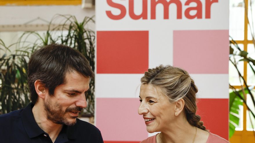 La líder de Sumar, Yolanda Díaz, y el portavoz Ernest Urtasun, durante un encuentro organizado por el partido con jóvenes, científicos, personas trabajadoras, AMPAs y otros colectivos para hablar de manera distendida sobre las olas de calor y sus diferentes afectaciones a nuestra vida cotidiana, este martes en Madrid. EFE/ Sergio Pérez