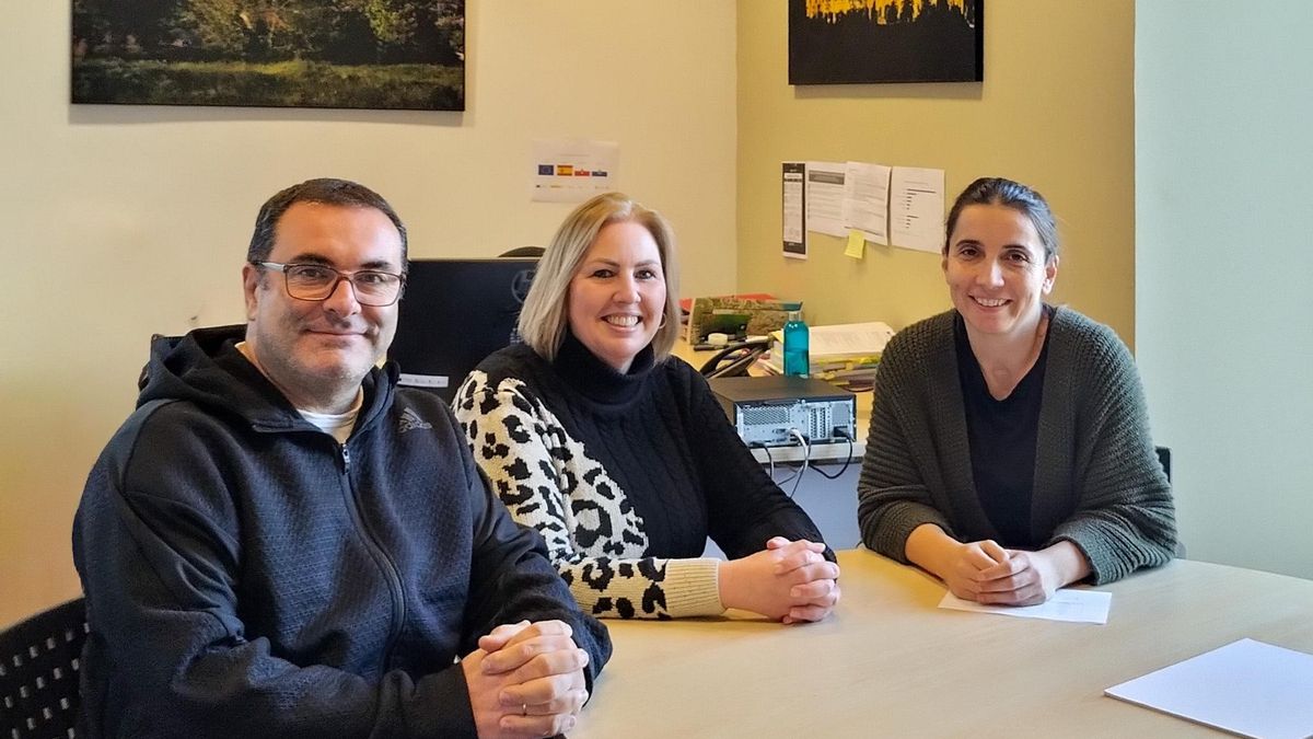 Comillas vuelve a organizar la ruta literaria por los lugares que aparecen en las novelas de la escritora María Oruña