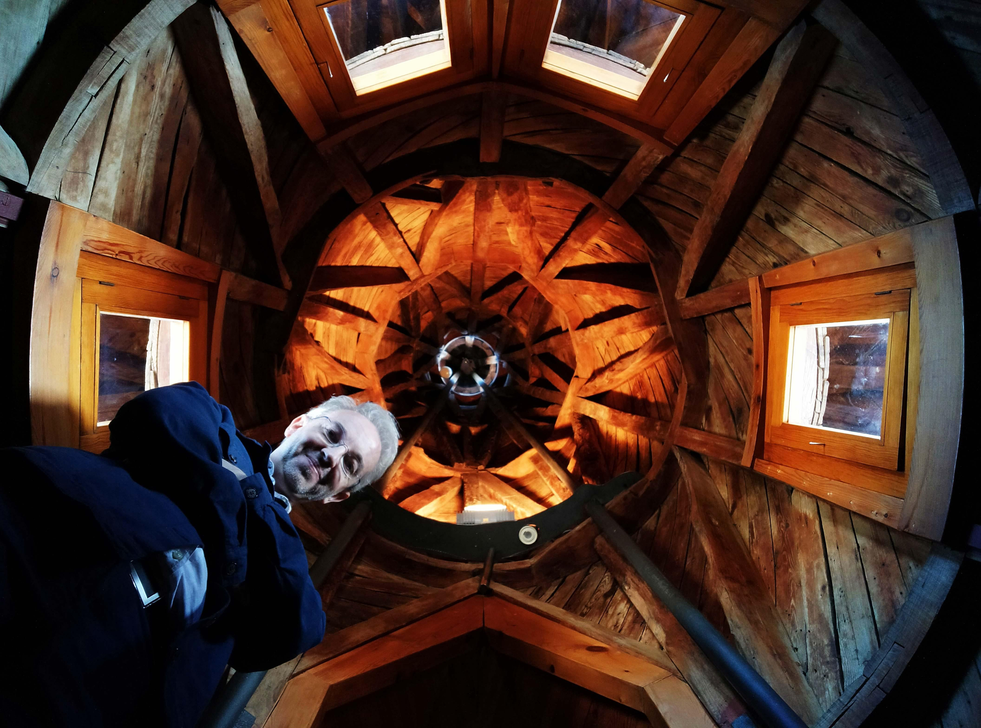 César García Álvarez en el centro simbólico de la Casa Botines de Gaudí.