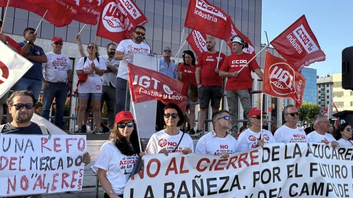 Concentración de sindicatos contra el cierre de la planta de Azucarera en La Bañeza.