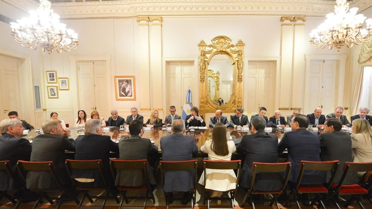 El presidente argentino Javier Milei junto a gobernadores provinciales en una reunión en la Casa Rosada de Buenos Aires.