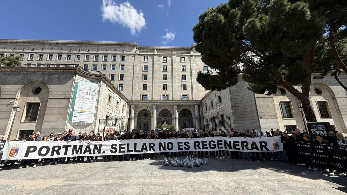 Unos 200 vecinos de La Unión (Murcia) protestan en Madrid ante Transición Ecológica para que regenere la bahía de Portmán