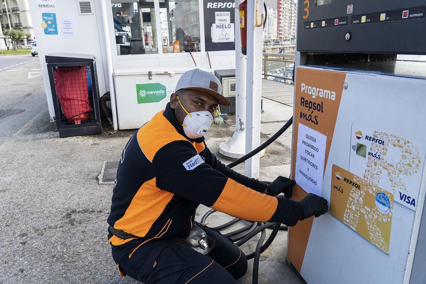 Empleado de la gasolinera de Puertochico tomando medidas contra el coronavirus. | JOAQUÍN GÓMEZ SASTRE