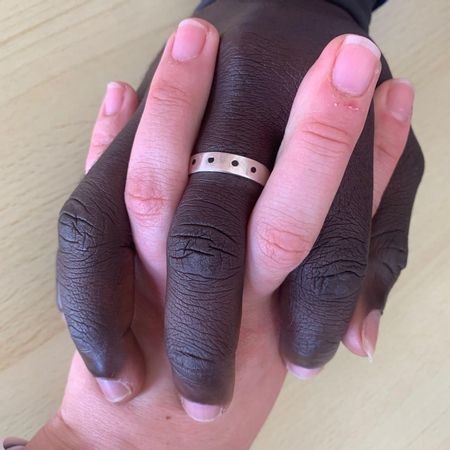 Alejandra Rodríguez coge la mano a uno de los migrantes que ayudó en El Hierro