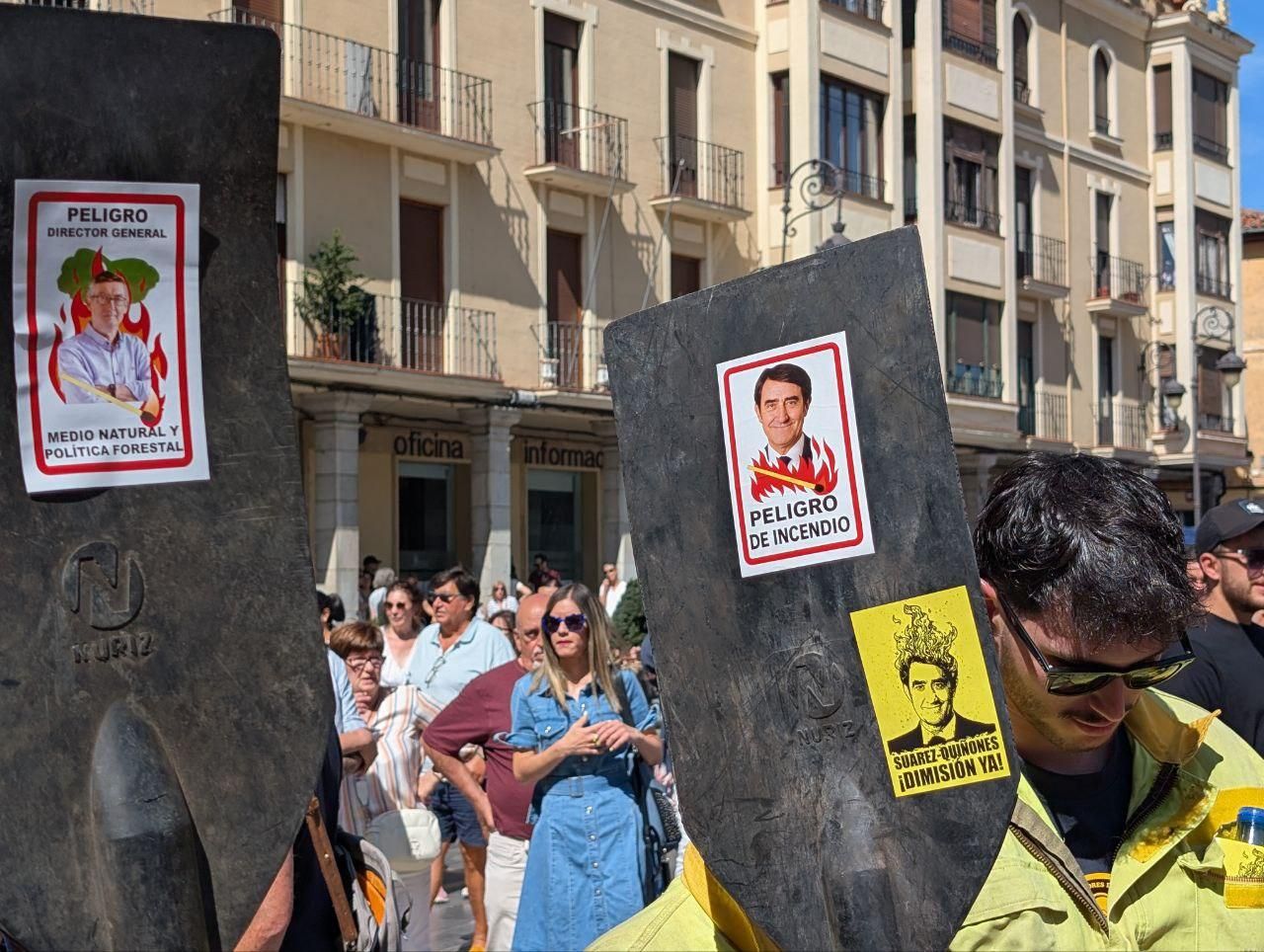 Protesta en León contra la gestión de la Junta de los incendios forestales de este verano.