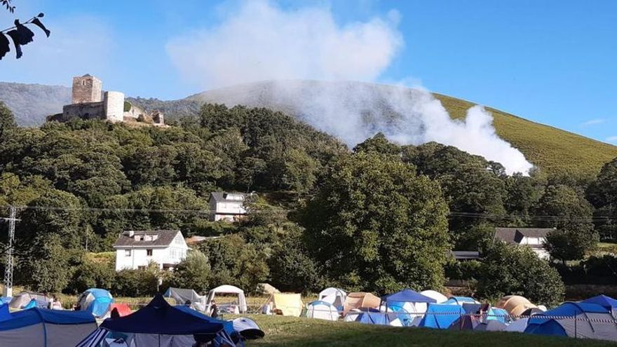 Amplios medios para frenar un incendio forestal junto al pueblo de Balboa en pleno festival de música