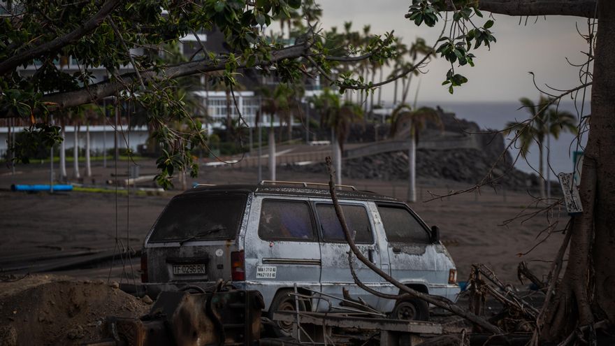 Una furgoneta llena de cenizas en Puerto Naos