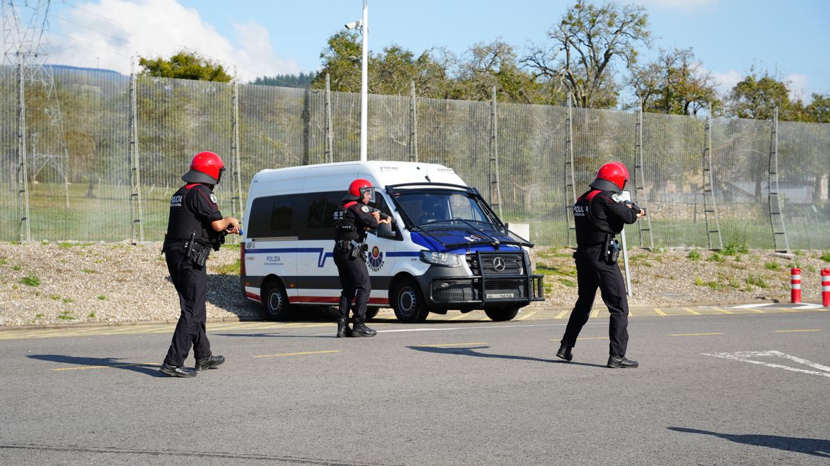 Agentes canarios, delante de una furgoneta de la Ertzaintza