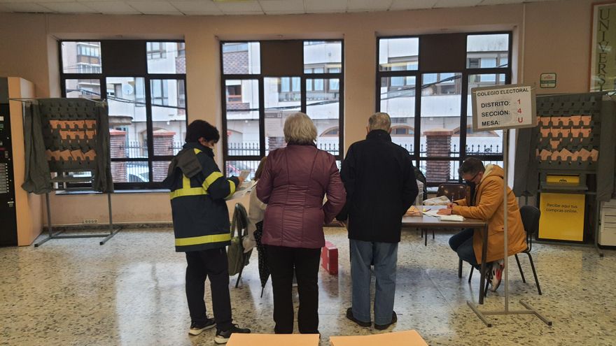 Colegio electoral en el Rectorado de la Universidad de León