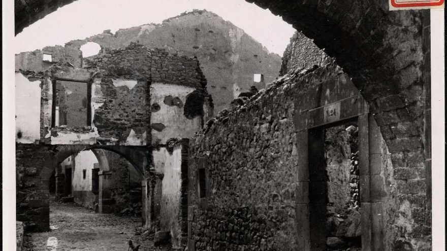 "Casas solariegas, incendiadas con gasolina por los rojos". 5-9-37.