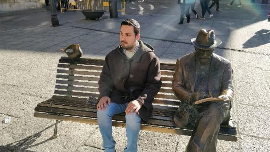 El leonés Marco, frente al Palacio de Gaudí de la capital leonesa.