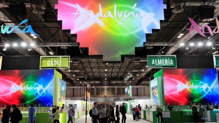 Decenas de personas visitan el estand de Andalucía en la última jornada de la Feria Internacional de Turismo que se celebra en Madrid. EFE/Fernando Alvarado