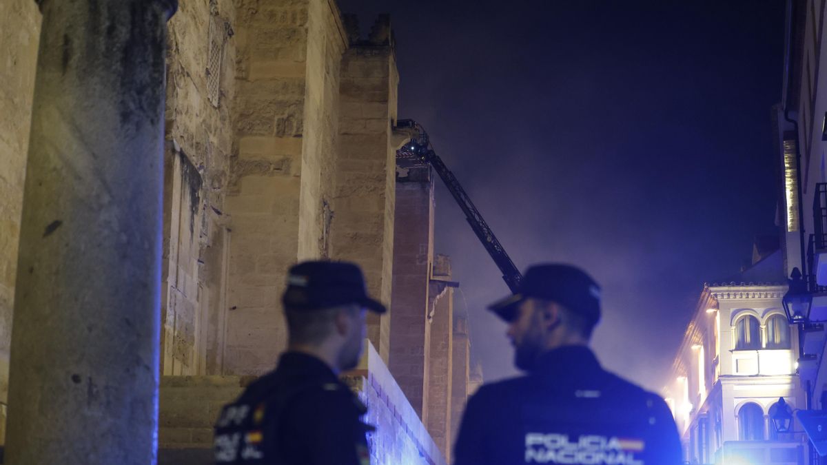Dos agentes de Policía en el incendio declarado en la Mezquita de Córdoba