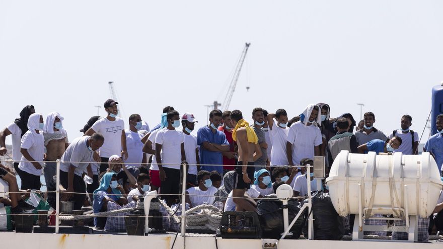 LLegan 400 migrantes a la isla italiana de Lampedusa
