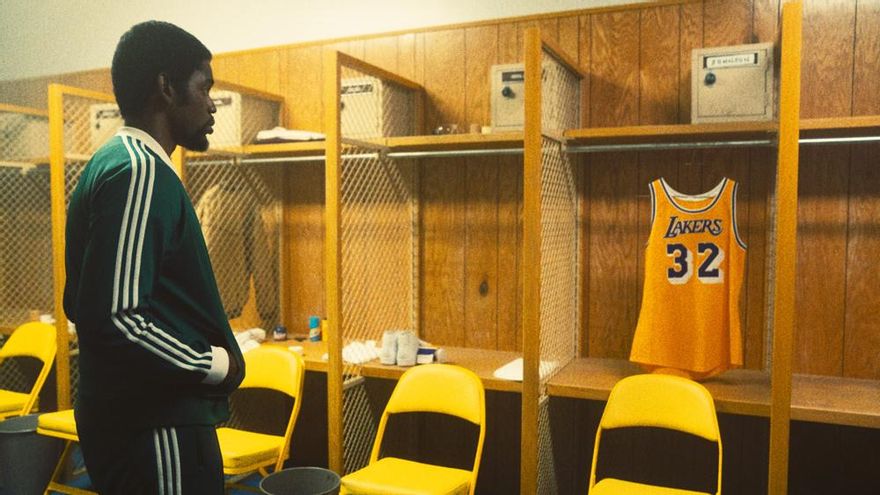 Quincy Isaiah, como Magic Johnson en un capítulo de 'Tiempo de victoria'