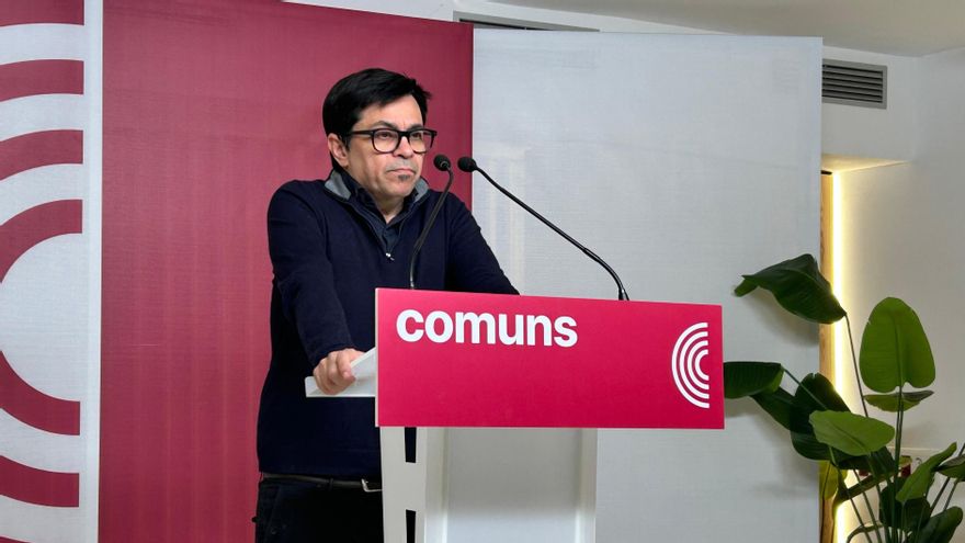 El portavoz de los Comuns, Gerardo Pisarello, en una rueda de prensa en la sede del partido